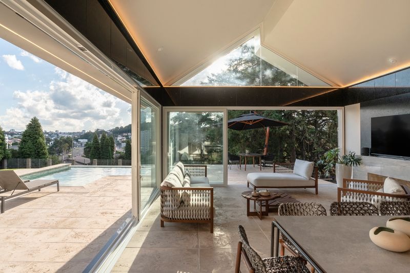 Área gourmet integrada com vista para a piscina