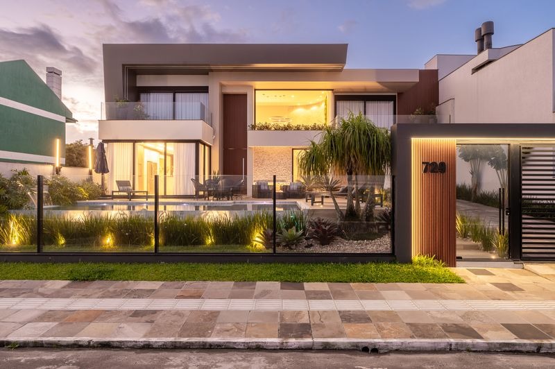 Residência com piscina iluminada ao entardecer